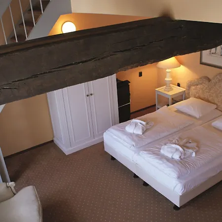 Fletcher Hotel-restaurant Kasteel Erenstein מלון