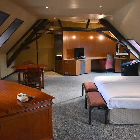 Fletcher Hotel-restaurant Kasteel Erenstein מלון