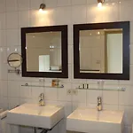 Fletcher Hotel-restaurant Kasteel Erenstein קרקראדה