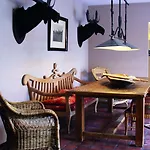 Fletcher Hotel-restaurant Kasteel Erenstein מלון