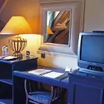 Fletcher Hotel-restaurant Kasteel Erenstein מלון