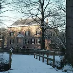 Fletcher Hotel-restaurant Kasteel Erenstein מלון